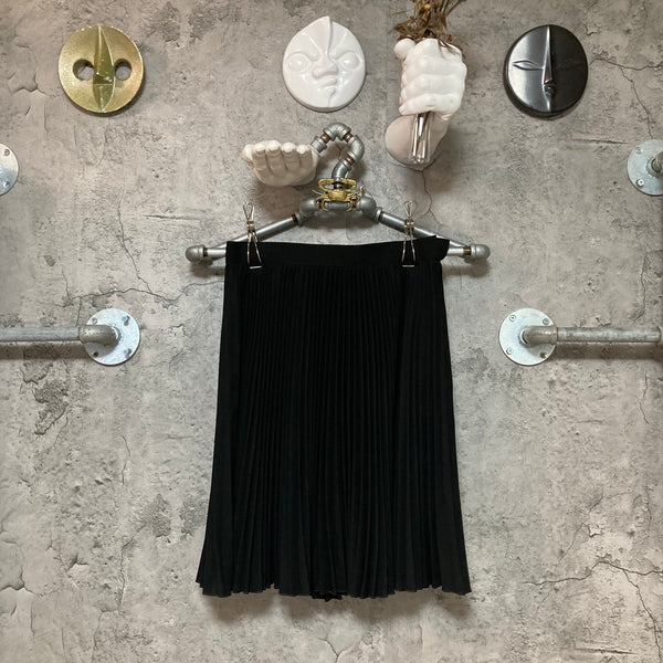 pleated short skirt black