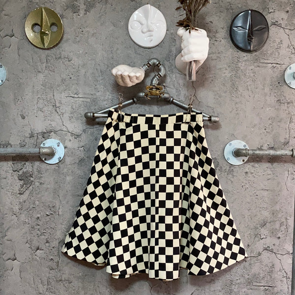 checkered pattern flare skirt white black
