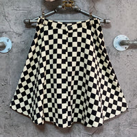 checkered pattern flare skirt white black